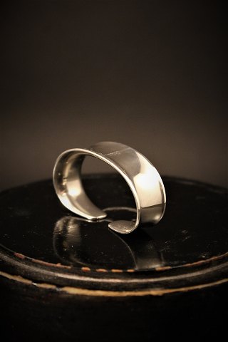 Georg Jensen Cypres napkin ring in silver, stamped. 
Measures: 
Ø: 5.5x3cm. 
W: 2cm.