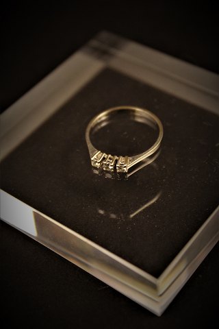 18 karat hvidgulds ring med 3 diamanter (0,14 karat)Ring størrelse:51.