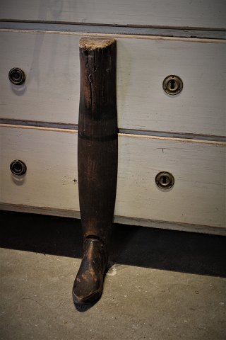 Dekorativ , gammel fransk støvlelæste fra gammel skomager butik med en super fin 
patina.
H:57cm.