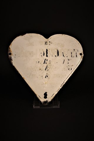 Dekorativt , gammelt fransk hjerte i jern / hvid emalje med fin gammel patina. 
H:16cm. B:18cm.
