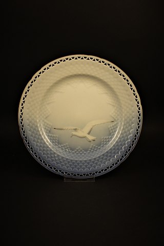 Bing & Grondahl Seagull, dinner plate with breakthrough edge and gold. 
Dia.:24,5cm.
B&G# 325.5