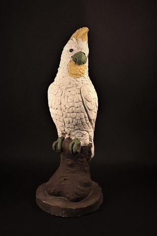 Dekorativ , gammel papegøje støbt i beton med gammel bemaling.Højde: 38cm.