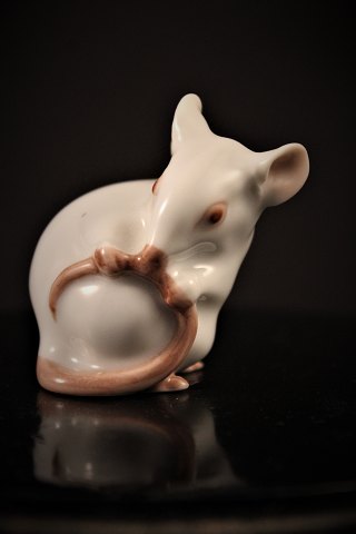 Bing & Grøndahl , B&G lille porcelæns figur af hvid mus.Højde: 4,5cm. B&G# 1728.