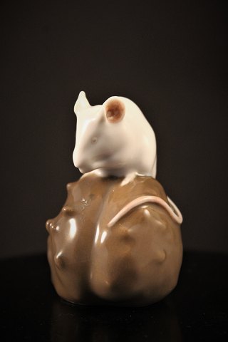 Royal Copenhagen lille porcelænsfigur af hvid mus siddende på sten.Højde:7cm. RC# 511.