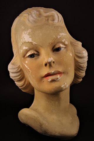 Dekorativt kvinde buste fra 40érne i gammelt bemalet papmache / gips med fin gammel patina. Højde:32cm.