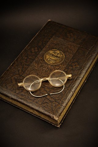 Old eyeglass box "Modern Eyewear" from old eyeglass company " "Bausch & Lomb" 
incl. 4 pcs. off old and antique glasses.