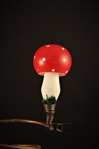 Gammel juletræspynt i form af svamp med rød hat og hvide prikker i glas.Højde: 8,5cm.
