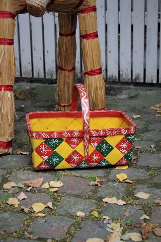 Decorative, old wicker Christmas basket with old paint and nice patina. 
H:26cm. 
L&W: 34x23cm.
