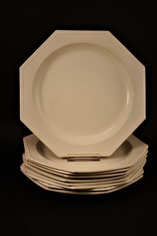 Franske 1800 tals , 8 kantet middags tallerkner med perlekant i cremefarvet pibeler med en rigtig fin patina. Dia.: 24,5cm.