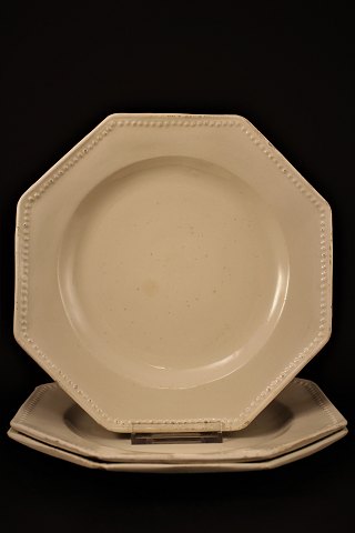 French 1800 century, eight edged flat plate with pearl edge in cream-colored 
pipe clay with a fine patina. Dia .: 23cm.