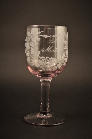 Gammelt erindrings glas fra Holmegaard glasværk med 
fine graveret blomster dekorationer og skrift "Til Moder"
H:16,5cm. Dia:7,5cm.