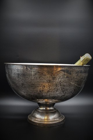 Gammel Fransk forsølvet champagnekøler med en rigtig fin patina og plads til 6-7 flasker.H:27,5cm. Dia.:41,5cm.
