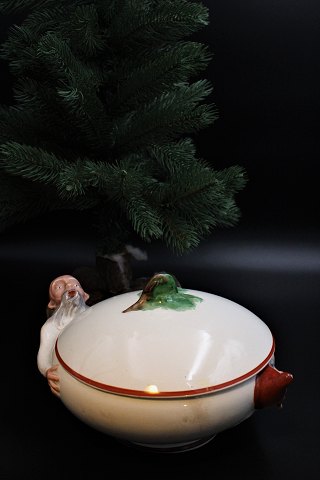 Fin jule terrin i fajance med nisse hoveder lavet af den svenske keramiker Alf Wallander ( 1862-1914 ) for "Rørstrand" fajance fabrik.