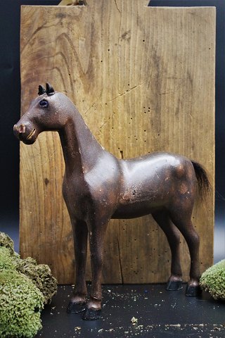 Decorative, old Swedish horse from around the year 1900 in carved wood with fine 
paint, small leather ear and with a fine patina.
H:25cm. L:25cm.