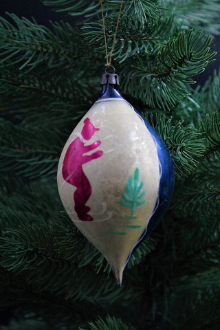 Gammel håndmalet julekugle i helt tyndt mundpustet glas fra omkring år 1920. Bemalet med lille skiløber. Højde:12cm.