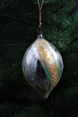 Gammel håndmalet julekugle i helt tyndt mundpustet glas fra omkring år 1920. Højde:11cm.