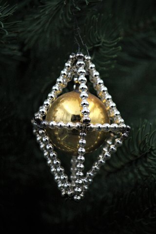 Gammel julepynt fra 1930 lavet af små glasperler og glas kugle til at hænge på juletræet. H:8cm