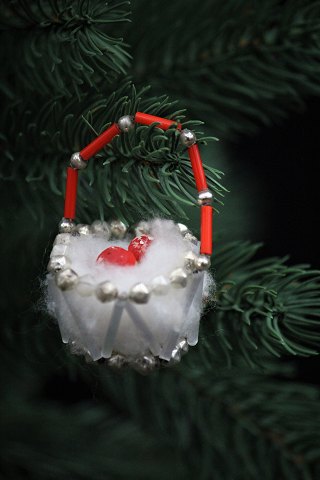 Old Christmas decorations (Christmas basket) from around the year 1940 made of 
small glass beads to hang on the Christmas tree. 
H:6cm.