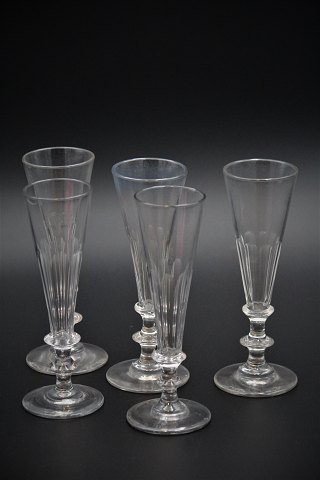 Fint gammelt fransk champagneglas / fløjte i krystalglas.H:18cm. Dia.:5,5cm. 2 stk. Haves.