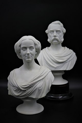 A pair of 1800s busts from Royal Copenhagen in biscuit 
by King Chr.d.IX & Queen Louise. 
H: 31.5 / 31cm.