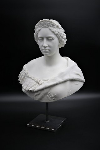 Dekorativ svensk 1800 tals buste fra Gustavsberg 
i biscuit af Dronning Lovisa. H:41cm.
