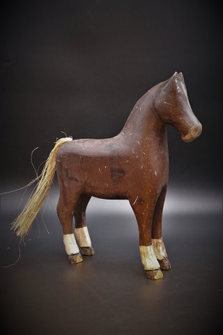 Svensk 1800 tals hest i udskåret træ med original bemaling i brun farve.H:27cm. L:23cm.