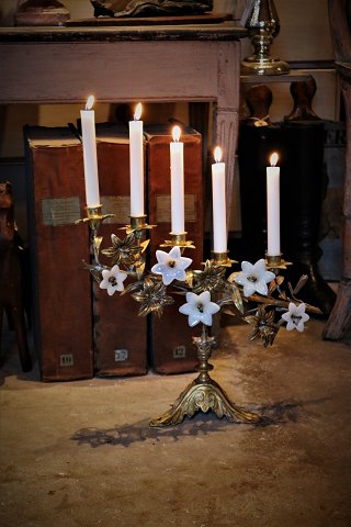 Fransk 1800 tals kirkelysestage i bronze til 5 stearinlys dekoreret med 5 gamle hvide opal blomster.H:42cm. B:48cm.