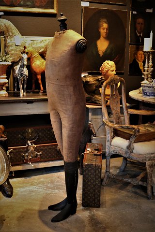 Decorative, sjlden French 1800 century Napoleon D.III. gine 
in fabric with black wooden boots and with a nice patina. 
Height: 148cm.