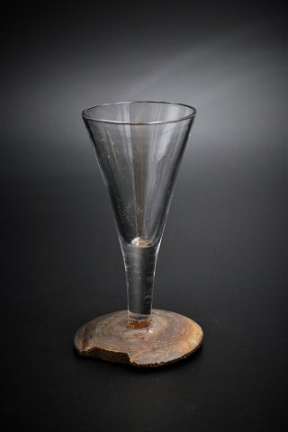 Svenske 1800 tals "Rakkerglas" 
med fod i træ og med fin gammel patina...