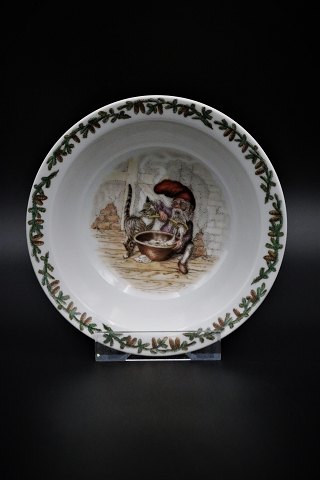 Royal Copenhagen Jule grød skål i porcelæn med julemotiv.RC# 2/14198. H:5cm. Dia.:16cm.SOLGT !