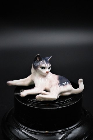 Lille porcelæns kat fra Dahl Jensen.DJ# 1005. 1.sort. H:6,5cm. L:14cm.