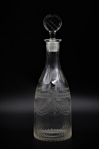 Fin gammel spiritus glas karaffel med fine slibninger.
H:26cm. Dia.:8,5cm.