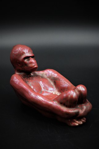 Lille keramik skål fra Hjorth i i form af orangutang i rød/brun glasur.H:9cm. L:16cm.