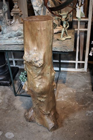 Piedestal i form af gammel dekorativ patineret træstamme.H:103cm. Dia.:bund:33cm. Top:22cm.