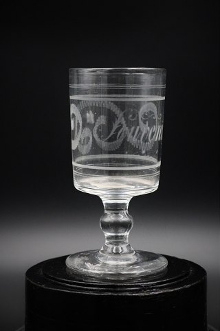 Gammelt Fransk souvenir vin glas med graveret skrift og dekorationer. "souvenir" 
H:13cm. dia.:6,5cm.