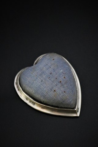Gammel hjerteformet nålepude i engelsk sølv med stof pude (stemplet)Måler: 7x6cm.