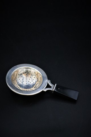 Fine old tea strainer in silver (Stamped) and handle in black horn.
L:13cm. Si:Dia.:7cm.