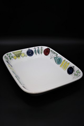 Oven-proof dish in "Picnic" tableware from Rørstrand - Swedish.
H:5cm. 36x27,5cm.