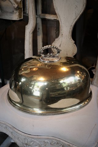 Old oval silver-plated dish cover with fine patina / traces of wear. Measures: 
H:21cm. L&W:35x28cm.