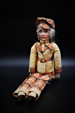 Gammel Boudoir dukke i stof med bemalet papmache ansigt.
Dukken har fint stof tøj og har en fin patina. 
Højde: 46cm.