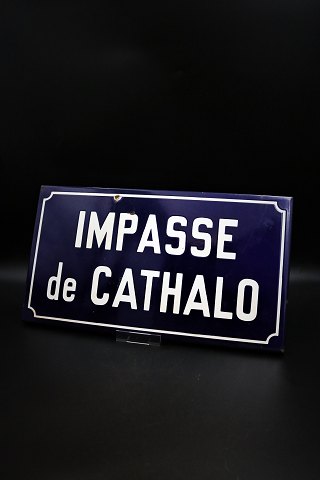 Gammelt fransk gadeskilt i jern med blå emalje og hvid skrift og en fin gammel patina. "IMPASSE de CATHALO" 45x25cm.