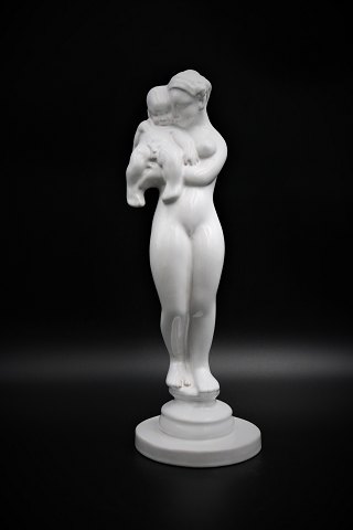 Kähler, white glazed ceramic figure of woman with child.
H:31,5cm.