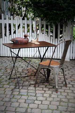 Gammelt fransk café bord i afpudset jern.og står med flot mat finish og en super fin patina...