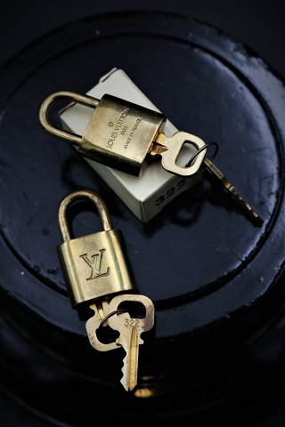 Original Louis Vuitton messing lås nr.322. med 2 nøgler.Højde: 4cm.