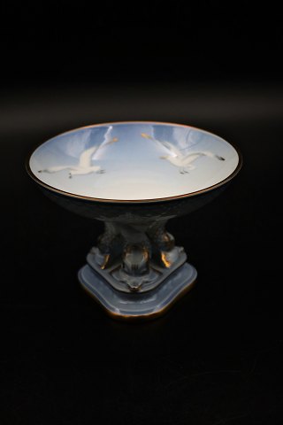 Bing & Grondahl Seagull dinnerware candy bowl on base with gold edge. H:10cm. 
Dia.:14cm.
B&G# 65. & B&G 451.