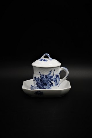 Royal Copenhagen Blue Flower Curved cream cup with saucer.
RC#10/1542/1594. 2.sort. 
Cup H:8cm. Dia.:6cm. Saucer 10x10cm.