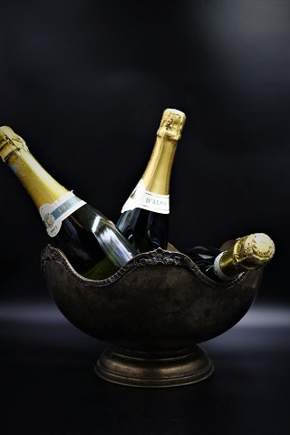 Old French silver-plated brass champagne cooler in a really good quality with a 
super fine patina. H:18cm. Dia.:31cm.