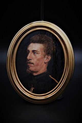 Gammelt ovalt olie portræt maleri af ung mand malet på træ , indrammet i guldramme. 15,5x12,5cm.