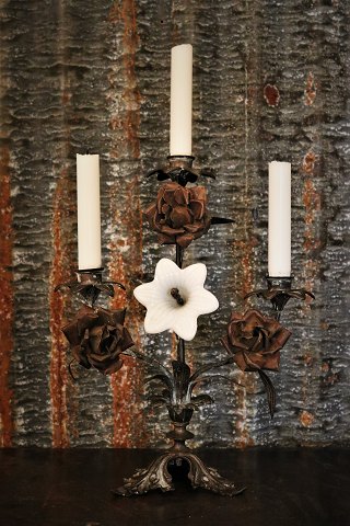 Gammel fransk kirkestage i mørk patina dekoreret med 1 fin gamle hvid opaline glas blomster , samt 3 roser i patineret kobber.H:39cm. B:26cm.