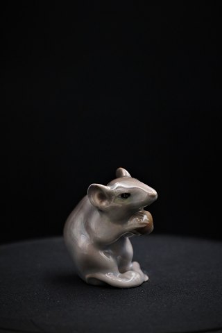 Sjælden Royal Copenhagen porcelænsfigur af lille grå mus med nød. RC#344Højde: 4,5cm.1894-1928.
